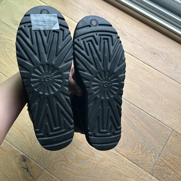 Classic Short Uggs - Picture 3 of 4